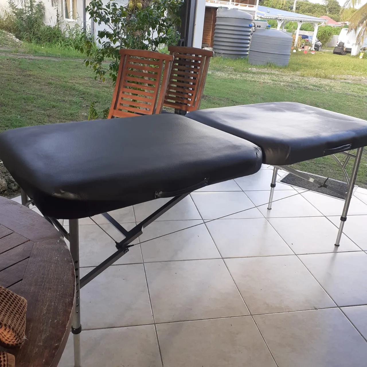 Tables de massage pour kinésithérapeute recouvertes en simili noir, réfection par De Fil en Épingles